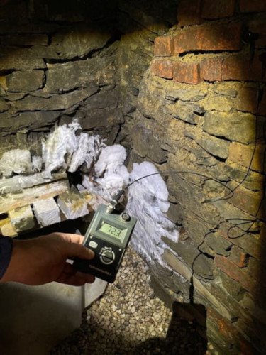 Die Feuchtigkeit in der Wand wird bei der Kellertrockenlegung gemessen.